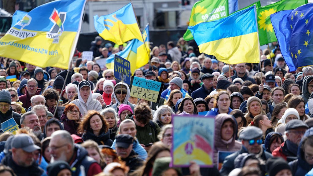 Mehrere tausend Teilnehmer gedenken der Opfer des Krieges in der Ukraine.