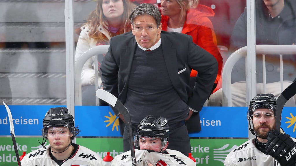 Haie-Trainer Uwe Krupp steht enttäuscht auf der Spielerbank.