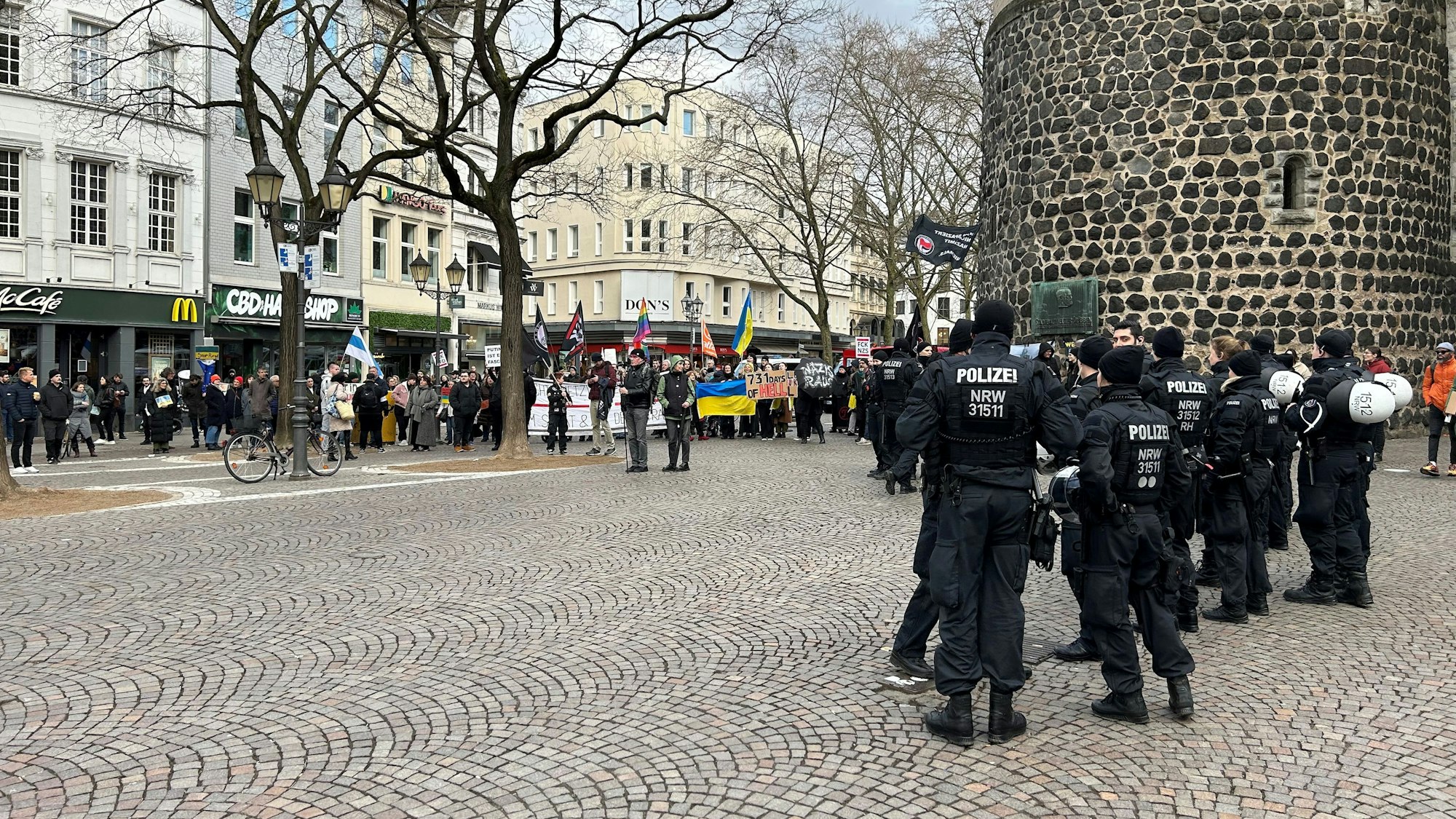 Polizei bei der Demo am Rudolfplatz.