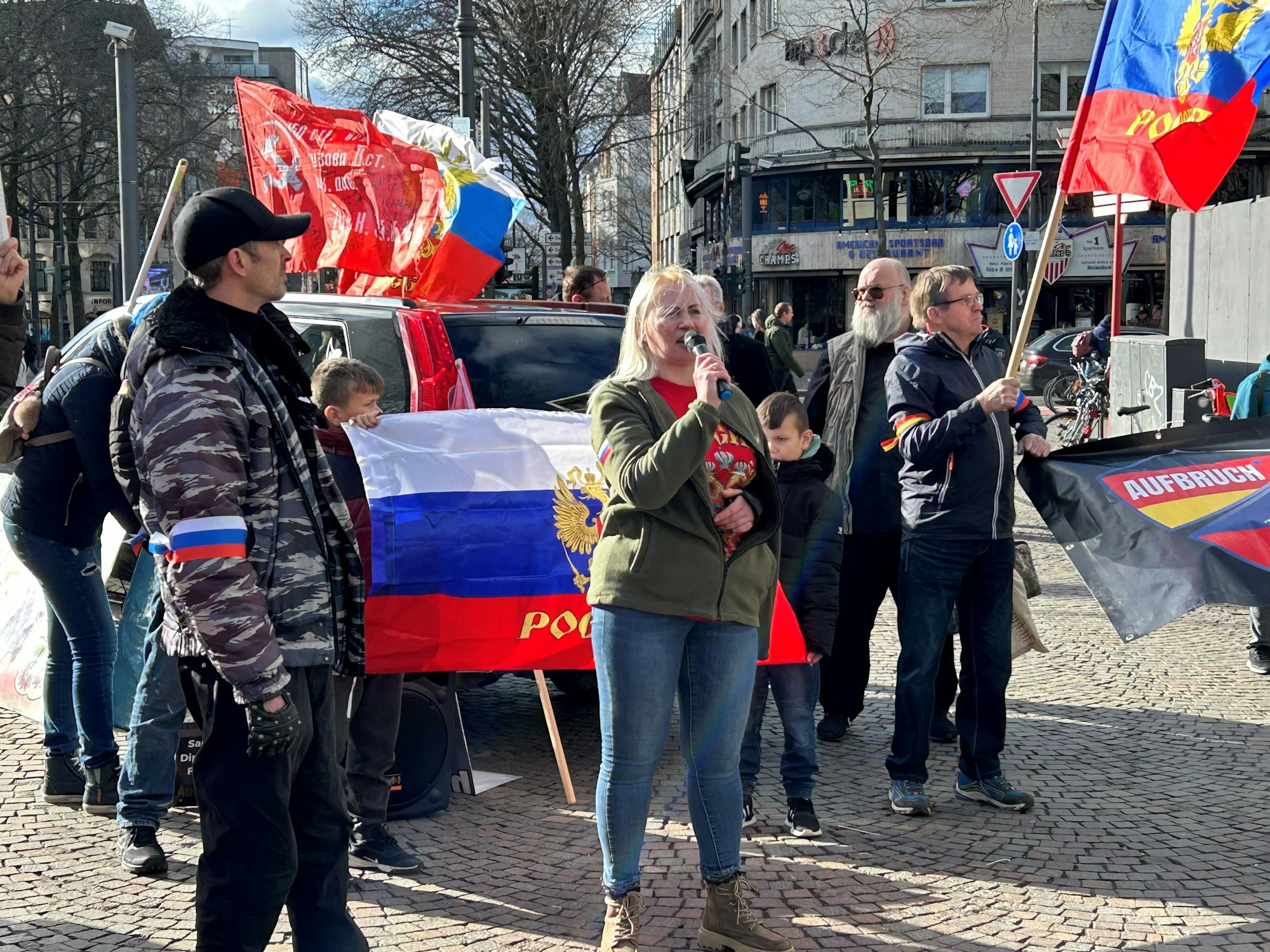 Elena Kolbasnikova sprach bei ihrer Kundgebung am Rudolfplatz.