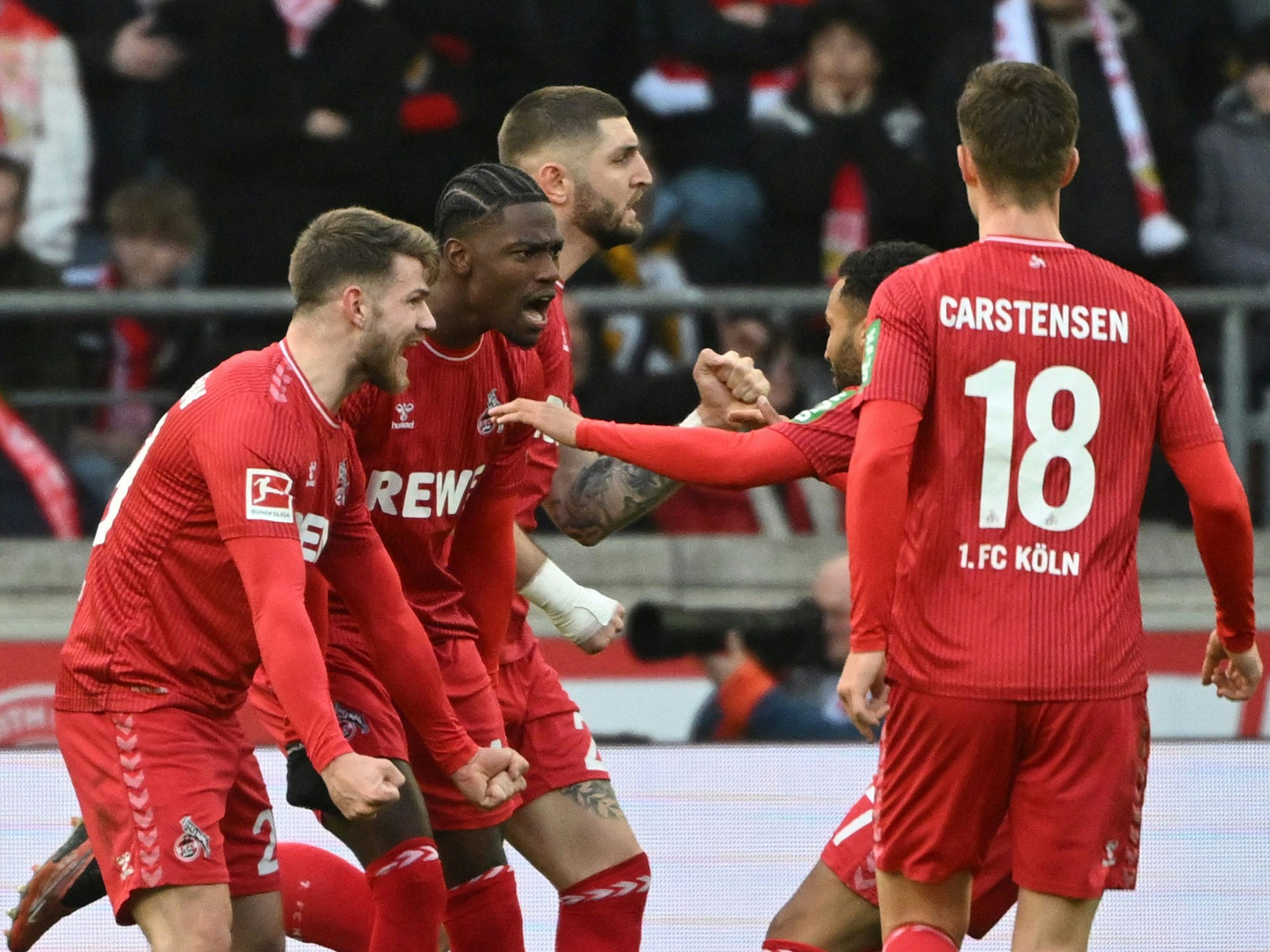 Kölns Spieler jubeln nach dem Tor zum 1:1.