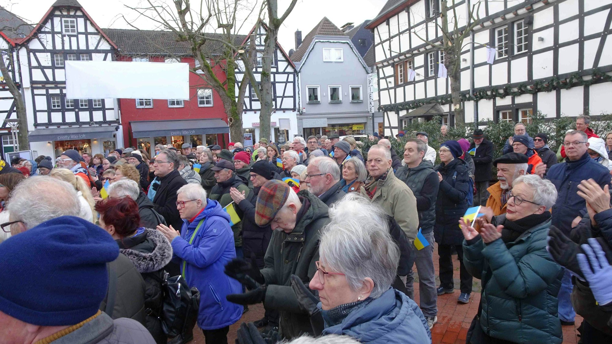 Frieden/ Peace wünschten sich rund 200 Demonstranten an der katholischen Kirche St. Martin in Rheinbach. Der Verein Partnerschaft des Friedens Rheinbach-Douamont/Vaux e.V. und Rheinbach-Hilft e.V. hatten gemeinsam zu Friedensdemo aufgerufen.