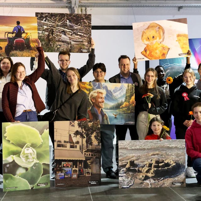 Die Teilnehmer des Projekts "Freestyle Euskirchen" halten ihre Fotografien in die Luft.