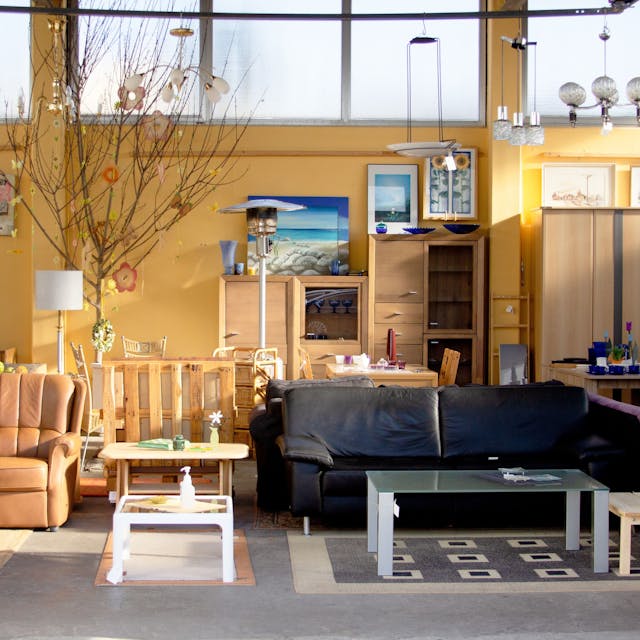 Im Sozialkaufhaus der Awo in Siegburg warten unter anderem gebrauchte Möbel auf neue Besitzer.