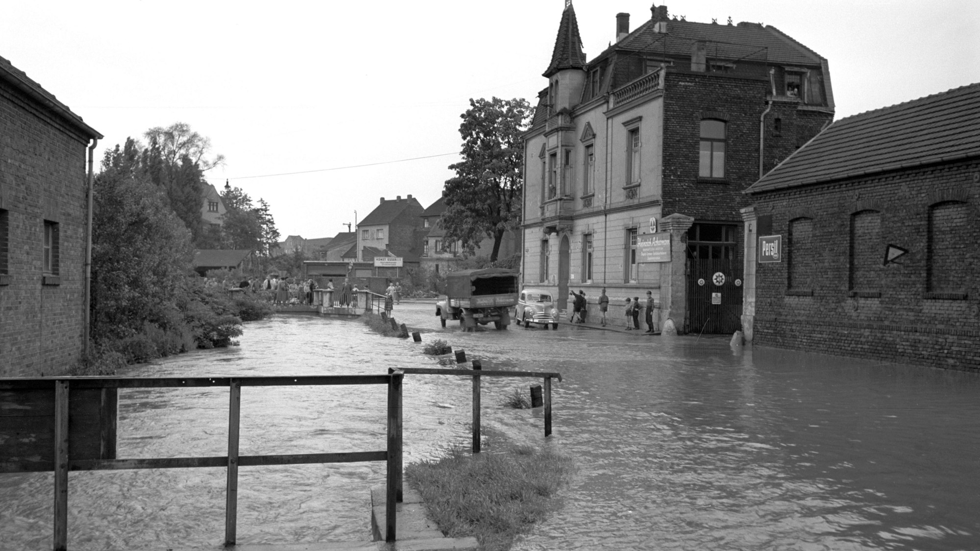 Das Bild zeigt ein Hochwasser des Veybachs im Jahr 1955.