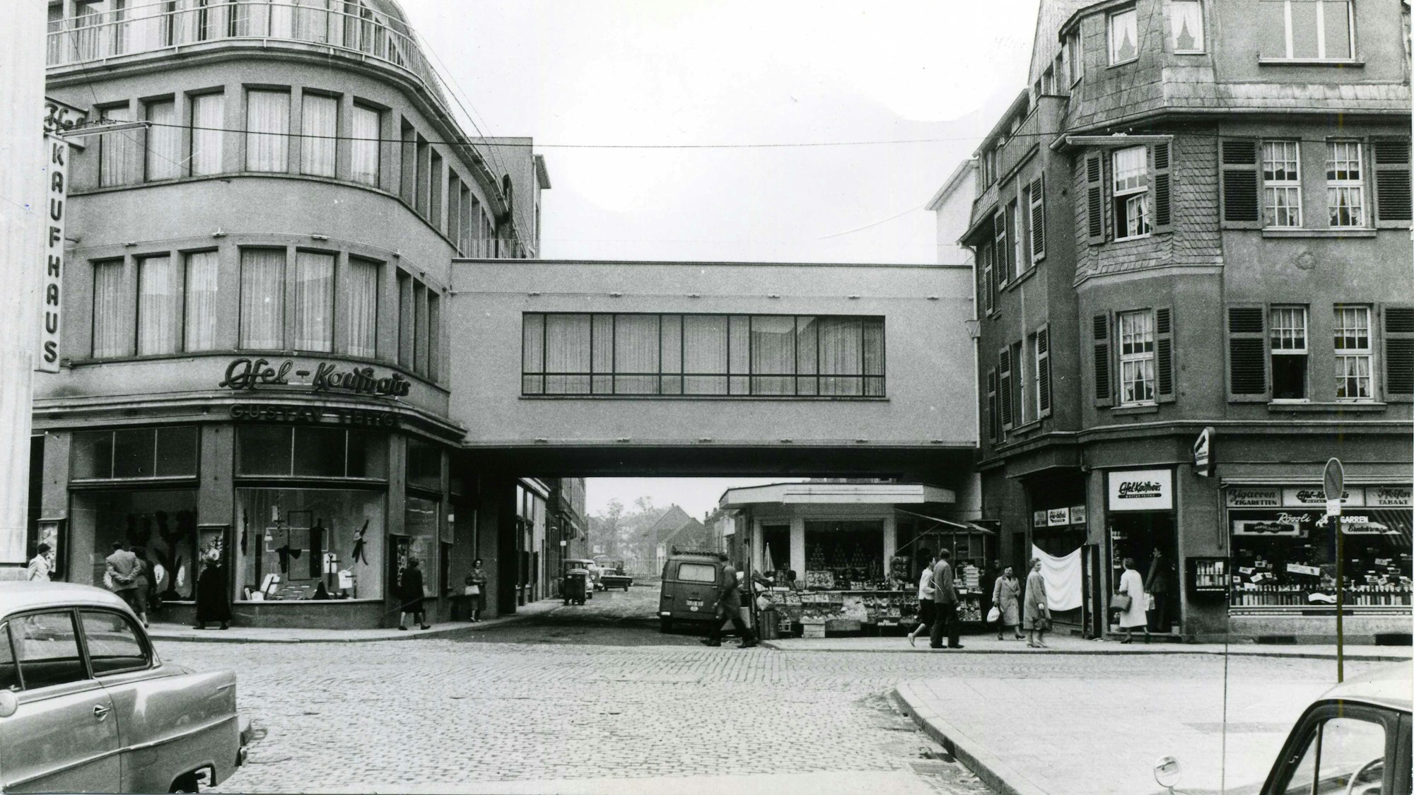 Das Bild zeigt das Eifel-Kaufhaus in Euskirchen im Jahr 1965.