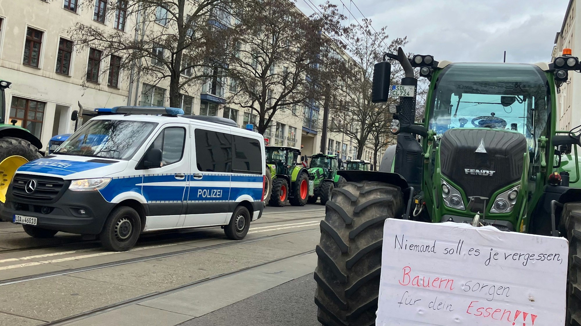 Magdeburg: Traktoren blockieren am Samstag (24. Februar) eine Straße.