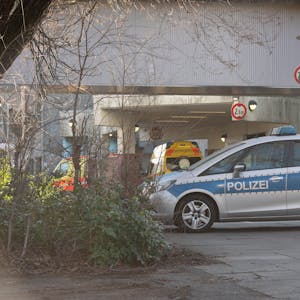 Berlin: Ein Polizeiauto steht an der Zufahrt zur Rettungsstelle am Urban-Krankenhaus. Beamte der Berliner Polizei haben am Samstagabend die Notaufnahme des Urban-Krankenhauses in Kreuzberg bewacht.