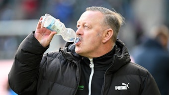 Roland Virkus trinkt aus einer Wasserflasche.