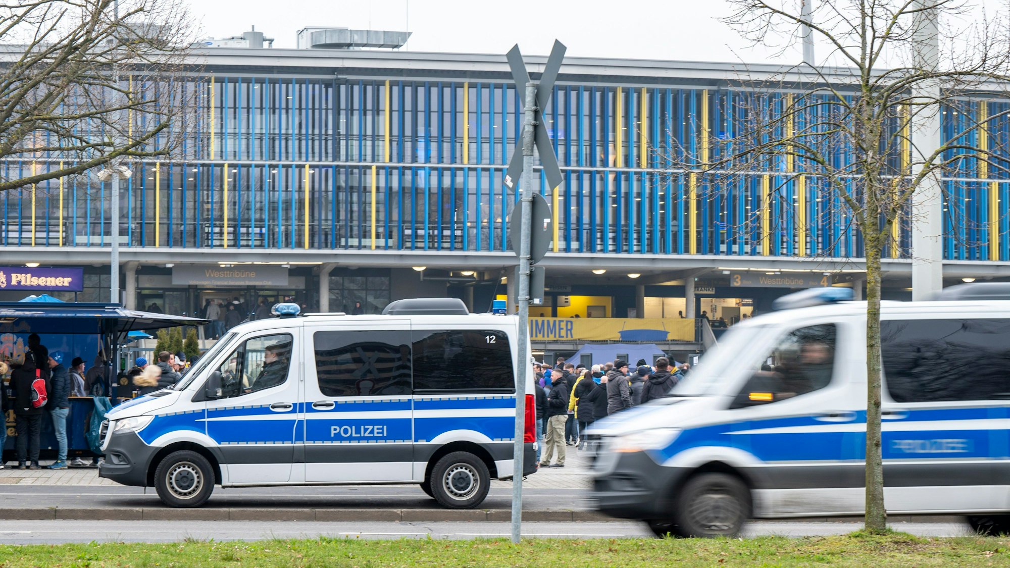 Ein Polizeiwagen steht vor dem Spiel von Eintracht Braunschweig vor dem Stadion.
