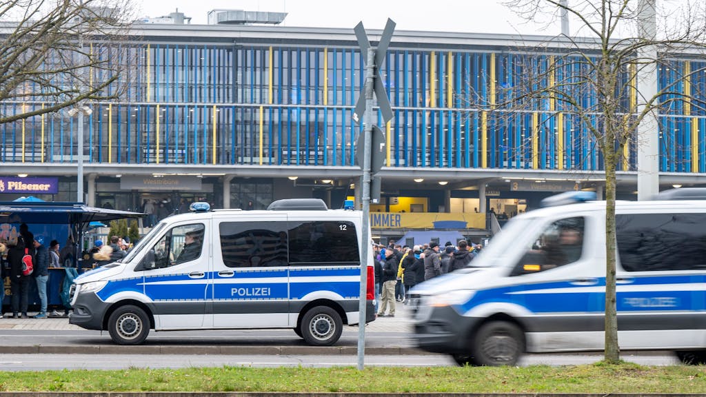 Ein Polizeiwagen steht vor dem Spiel von Eintracht Braunschweig vor dem Stadion.&nbsp;
