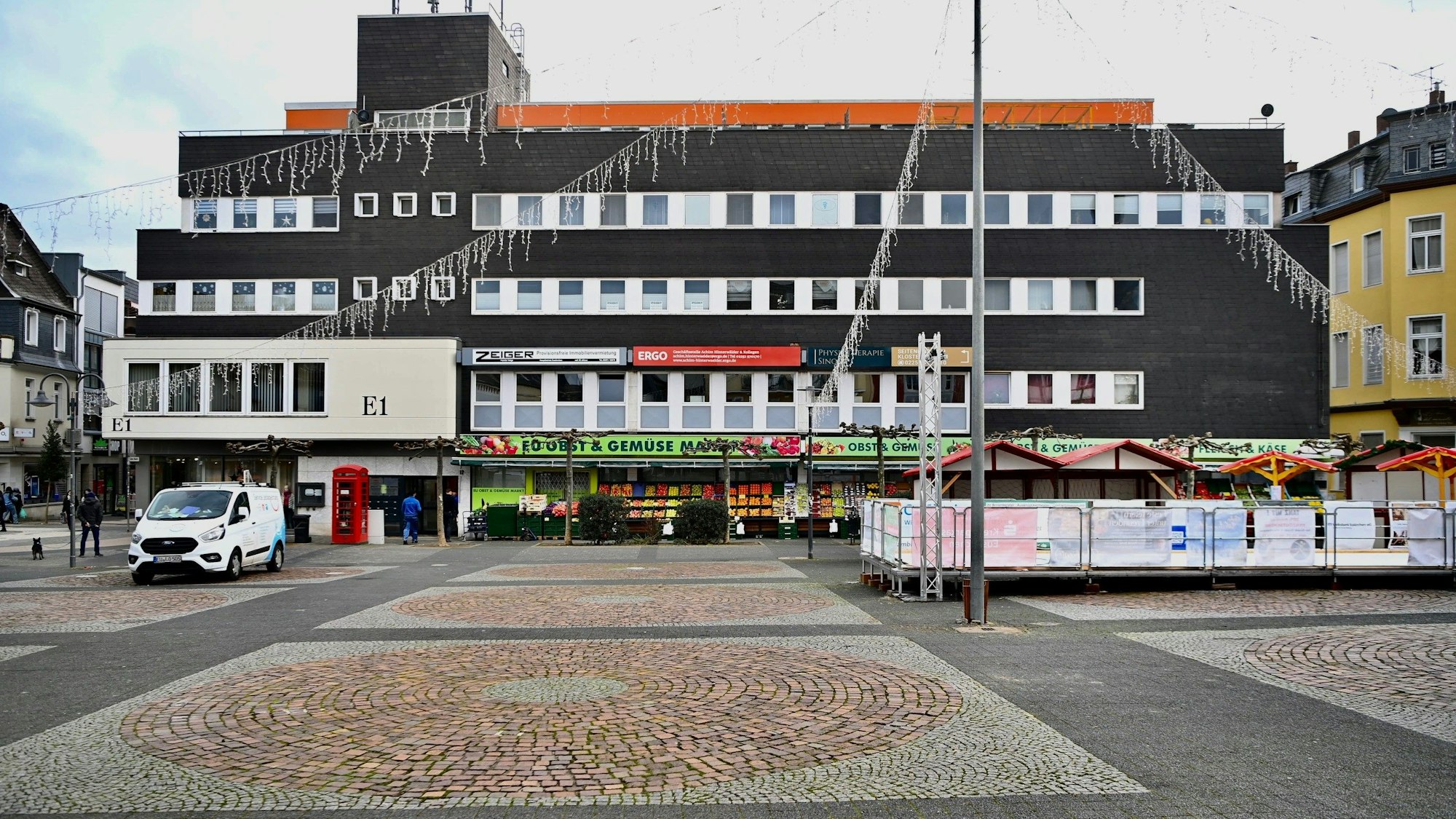 Das Bild zeigt eine Farbfotografie des Alten Markts von Euskirchen heute. Dort, wo bis Ende der 1970er Jahre das Hotel Joisten stand, steht nun der Zeigerbau.