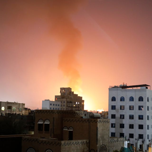 24.02.2024, Jemen, Sanaa: Rauch steigt nach den von den USA geführten Luftangriffen auf Ziele im Jemen auf. Die Streitkräfte der USA und Großbritanniens haben erneut Stellungen der Huthi-Miliz im Jemen angegriffen.