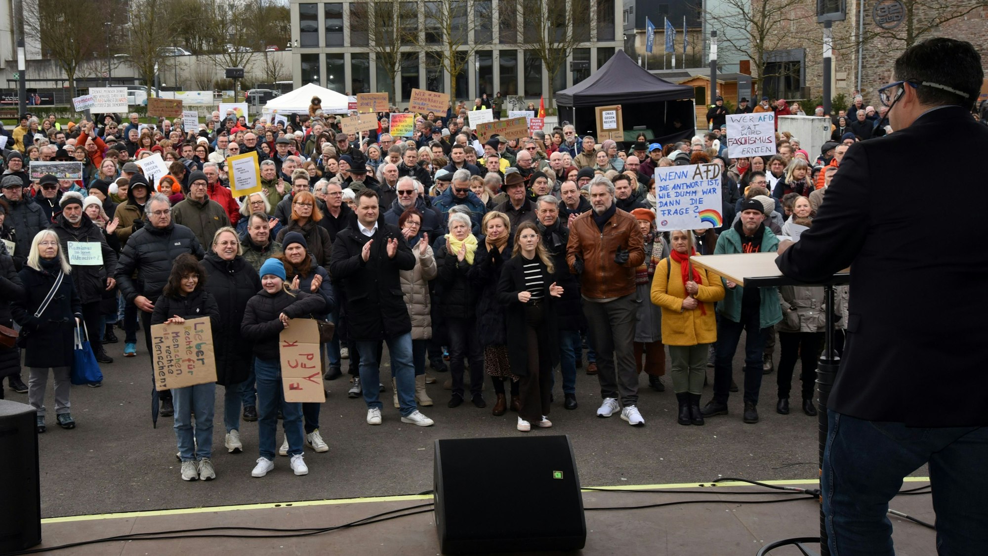 Prallgefüllt war am Sonntag das Steinmüllergelände in Gummersbach. Laut und am Ende sichtlich bewegt, reif auch Gummersbachs Bürgermeister Frank Helmenstein zu Solidarität auf (rechts im Foto).