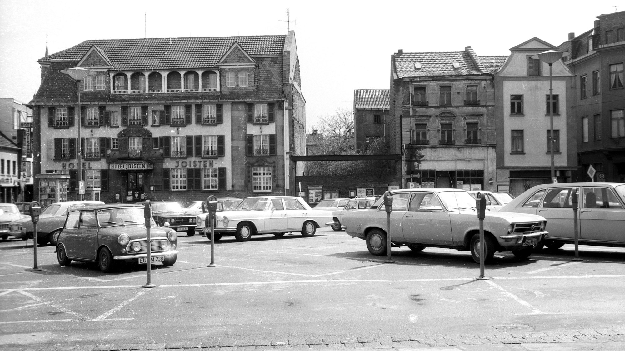 Das Schwarz-Weiß-Bild zeigt das Hotel Joisten in Euskirchen. Viele Euskirchener trauern dem Hotel noch nach.