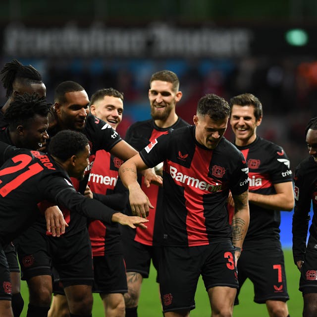 2Granit Xhaka jubelt mit seiner Mannschaft nach dem Treffer zum 1:0 von Leverkusen gegen Mainz.