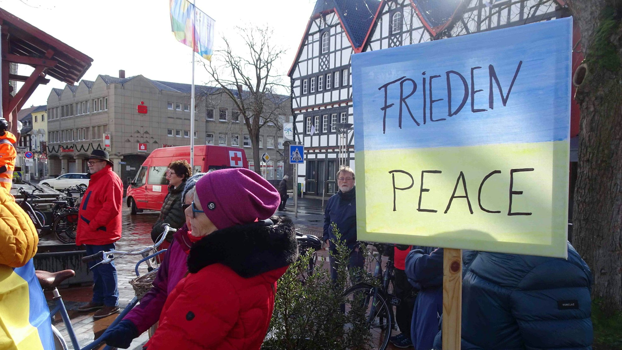 Frieden/ Peace wünschten sich rund 200 Demonstranten an der katholischen Kirche St. martin in Rheinbach. Der Verein Partnerschaft des Friedens Rheinbach-Douamont/Vaux e.V. und Rheinbach-Hilft e.V. hatten gemeinsam zu Friedensdemo aufgerufen.
