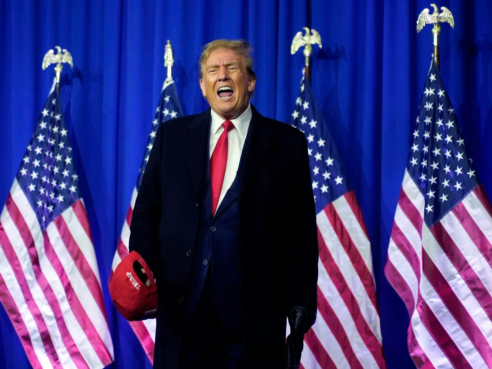 Donald Trump schreit auf einer Wahlkampf-Veranstaltung.