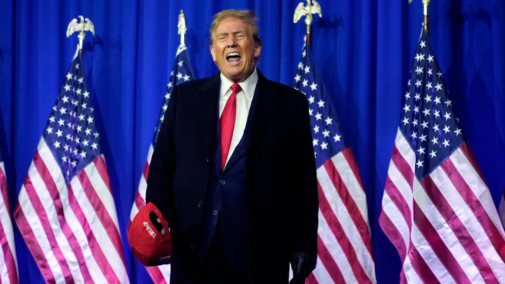 Donald Trump schreit auf einer Wahlkampf-Veranstaltung.