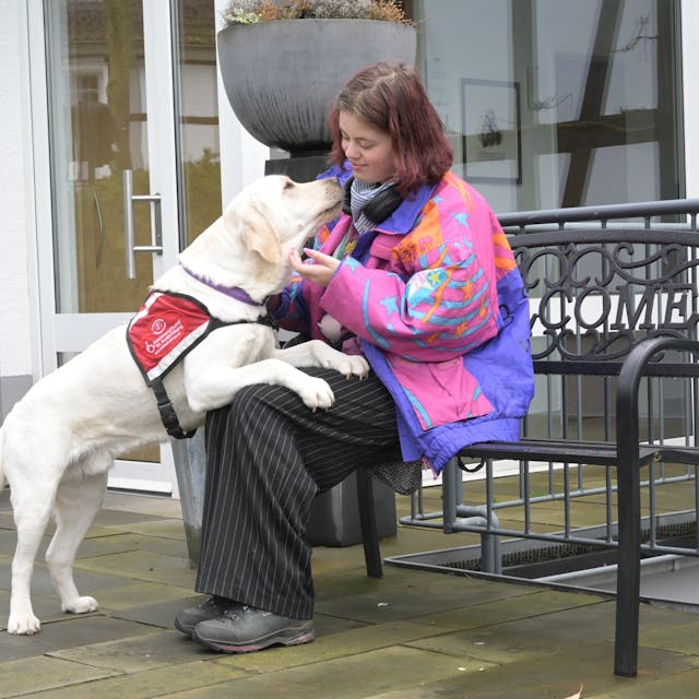 Assistenzhunde-Training: Lotte übt in Bensberg mit ihrem Hund Felipe, wie er sie beruhigen kann. Die junge Frau ist Autistin.