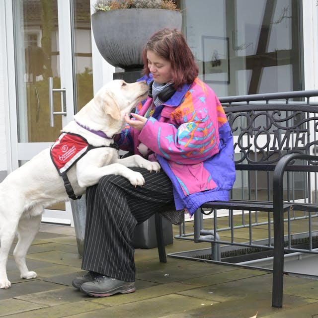 Assistenzhunde-Training: Lotte übt in Bensberg mit ihrem Hund Felipe, wie er sie beruhigen kann. Die junge Frau ist Autistin.