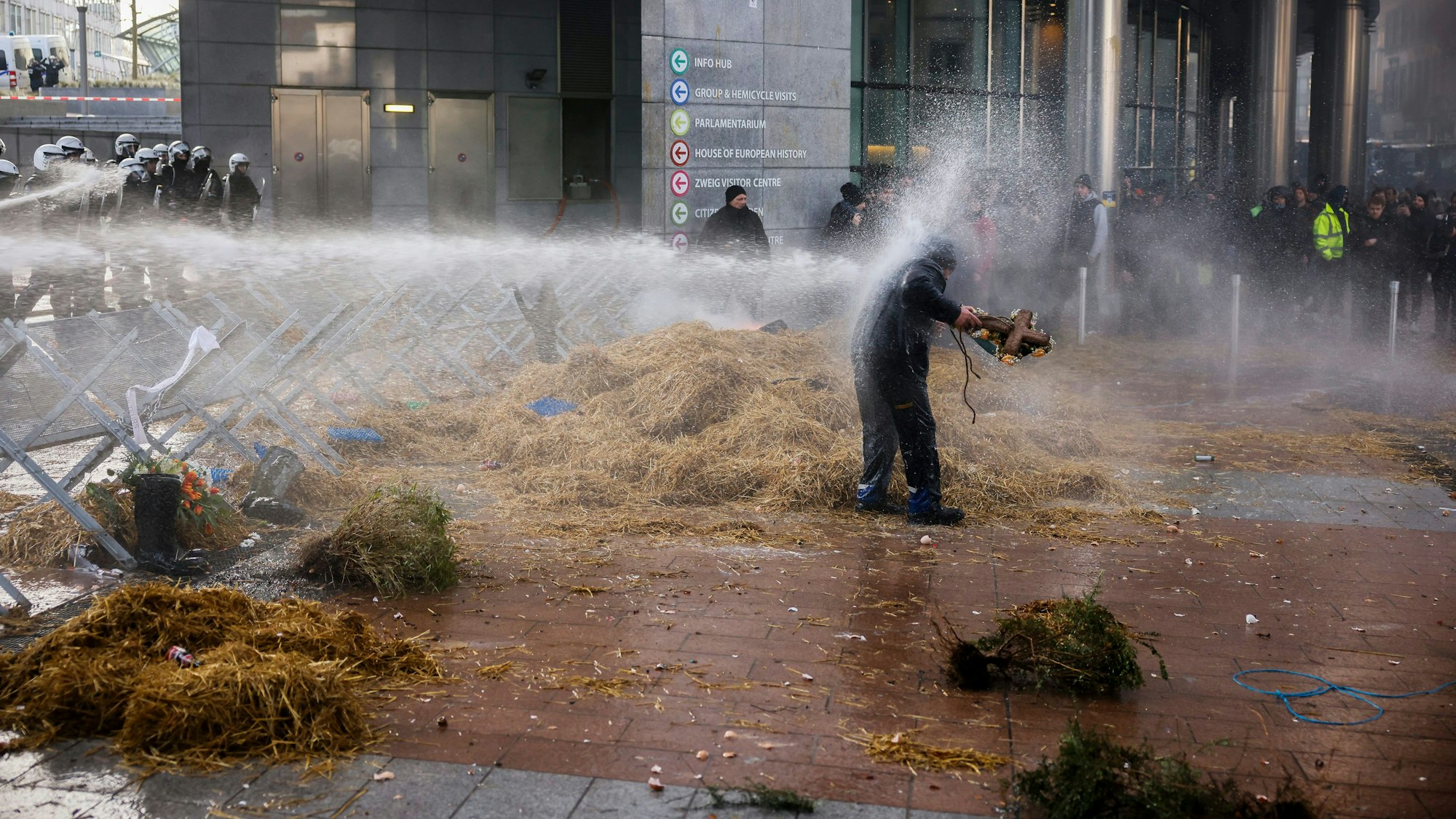 Anfang Februar in Brüssel: Die Bereitschaftspolizei nutzt Wasser, um Menschen während eines Protestes von Landwirten vor dem Europäischen Parlament zu zerstreuen.