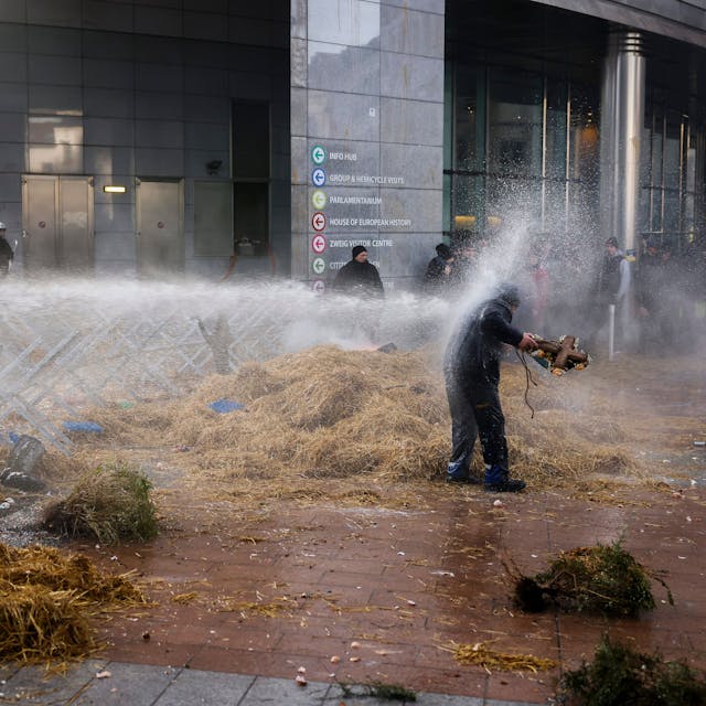 Anfang Februar in Brüssel: Die Bereitschaftspolizei nutzt Wasser, um Menschen während eines Protestes von Landwirten vor dem Europäischen Parlament zu zerstreuen.