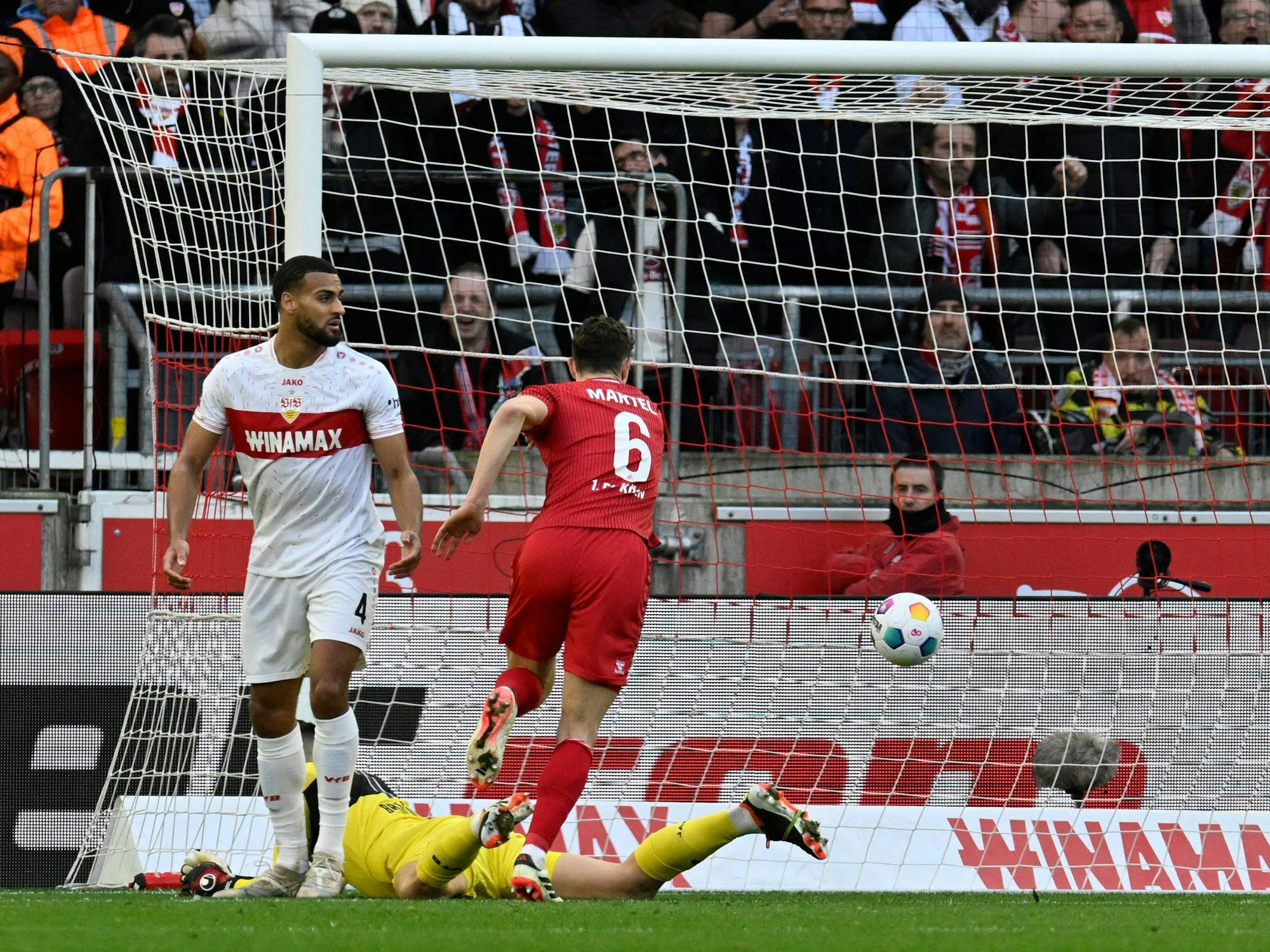 Eric Martel trifft für den 1. FC Köln gegen den VfB Stuttgart.