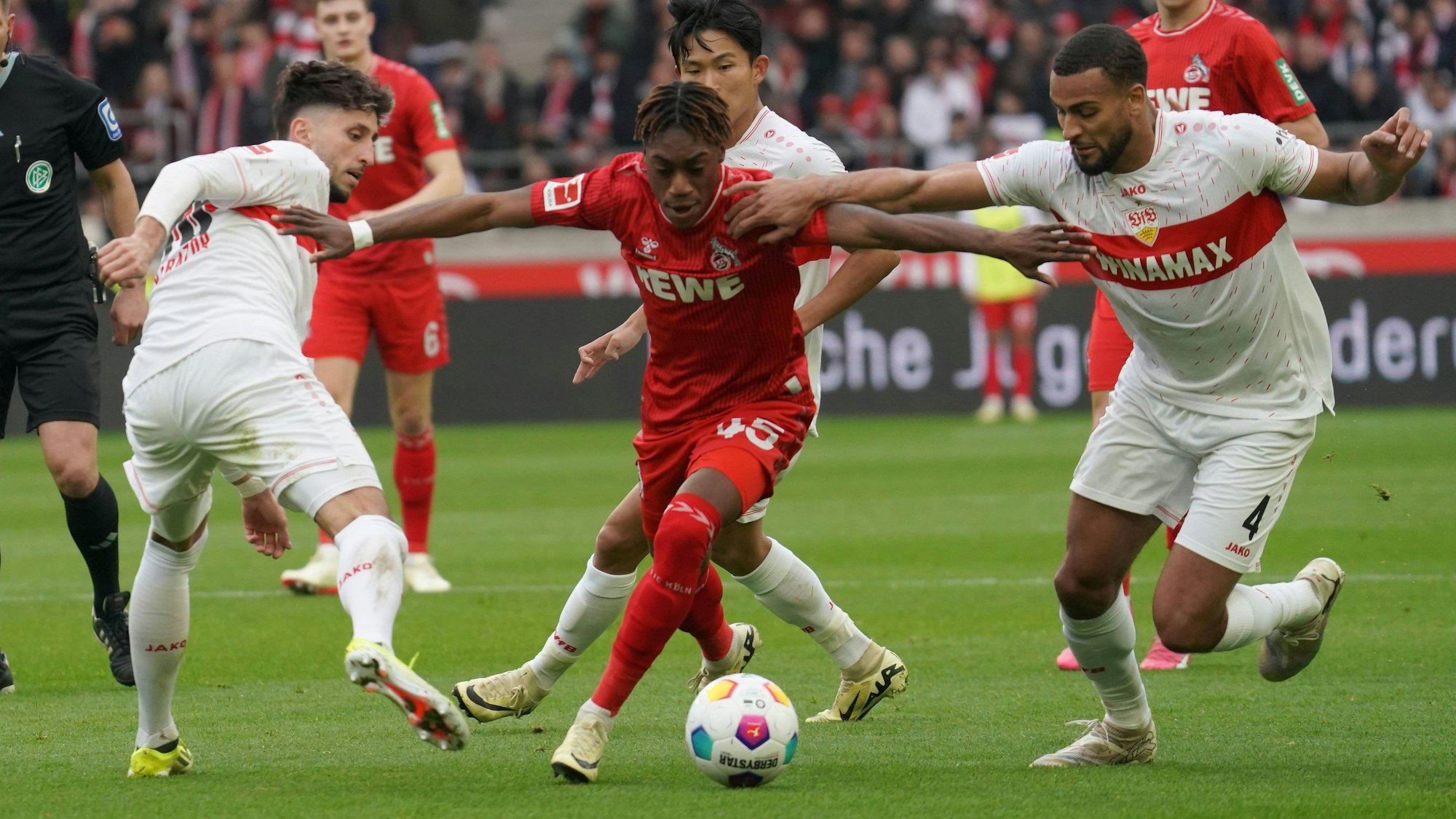 Bundesliga – VfB Stuttgart gegen 1. FC Köln: Kölns Justin Diehl gegen Atakan Karazor und Josha Vagnomen (beide VfB Stuttgart).