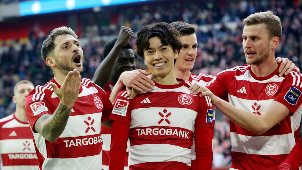 Die Düsseldorfer Matthias Zimmermann, Ao Tanaka und Christoph Daferner jubeln im Spiel gegen den FC Hansa Rostock.