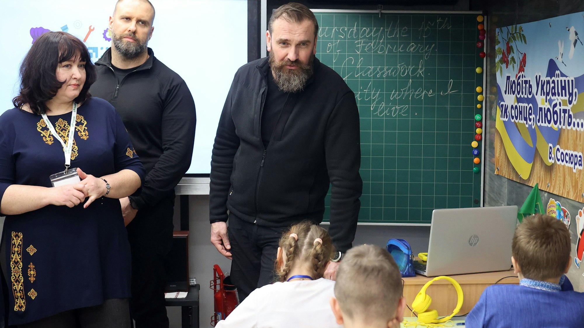 Oleh Syniehubov (2.v.l), Leiter der regionalen Militärverwaltung von Charkiw, und Oksen Lisovyi (3.v.l), der ukrainische Minister für Bildung und Wissenschaft, besuchen eine Schule in Charkiw.