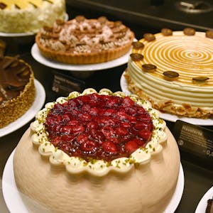 Verschiedene Torten und Kuchen stehen in einer Bäckereiauslage (Symbolbild)