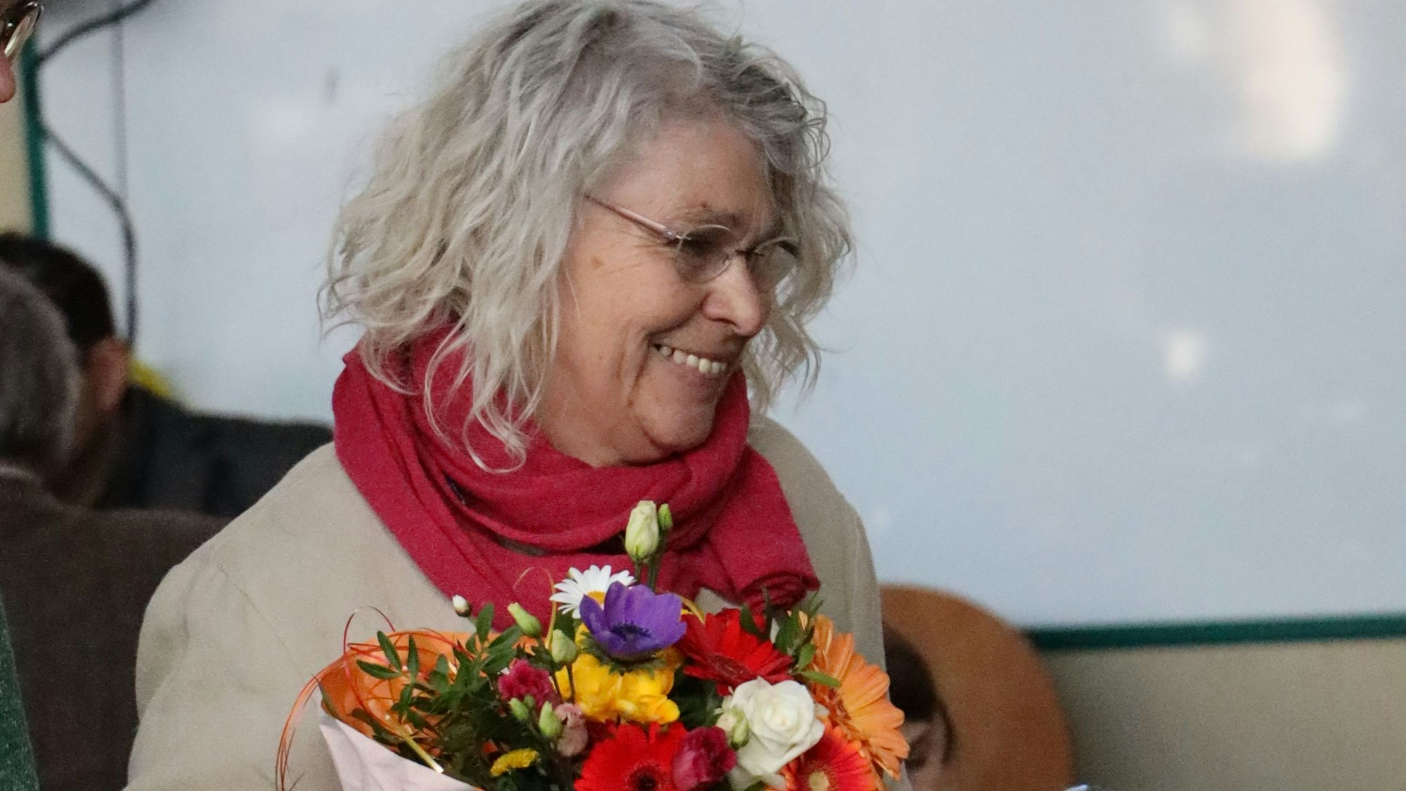 Elke Bell wurde nach 25 Jahren als Gemeindesekretärin der Evangelischen Kirchengemeinde Weilerswist in den Ruhestand entlassen. Viele Geschenke und liebe Worte nahm sie dankbar und fröhlich entgegen.