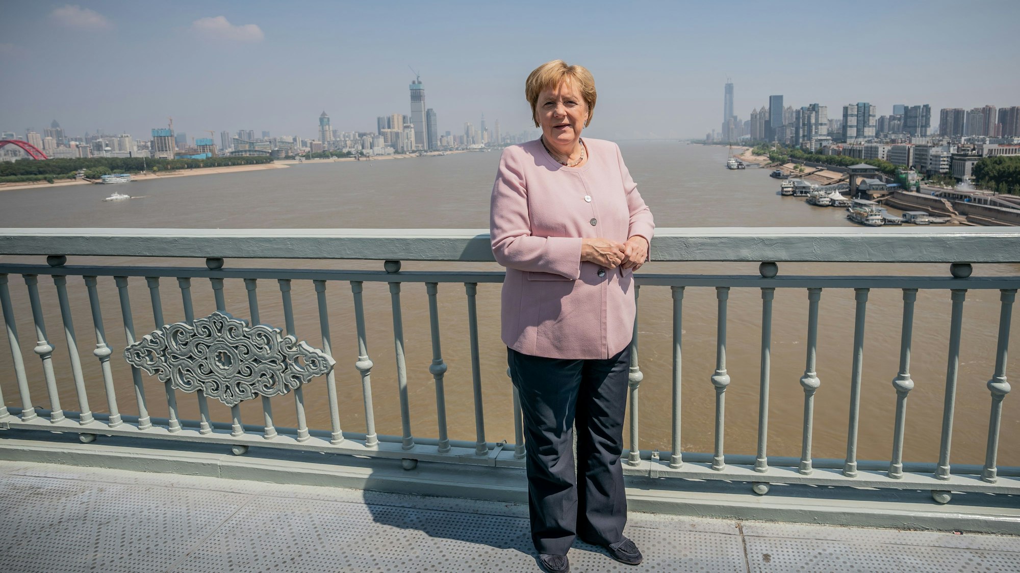 Die damalige Bundeskanzlerin Angela Merkel (CDU) steht auf der Brücke über den Chang Jiang Fluss