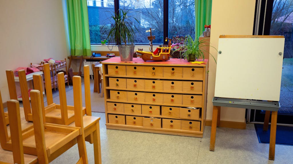 Blick in den Raum einer Bielefelder Kindertagesstätte mit hochgestellten Stühlen im Januar 2022.
