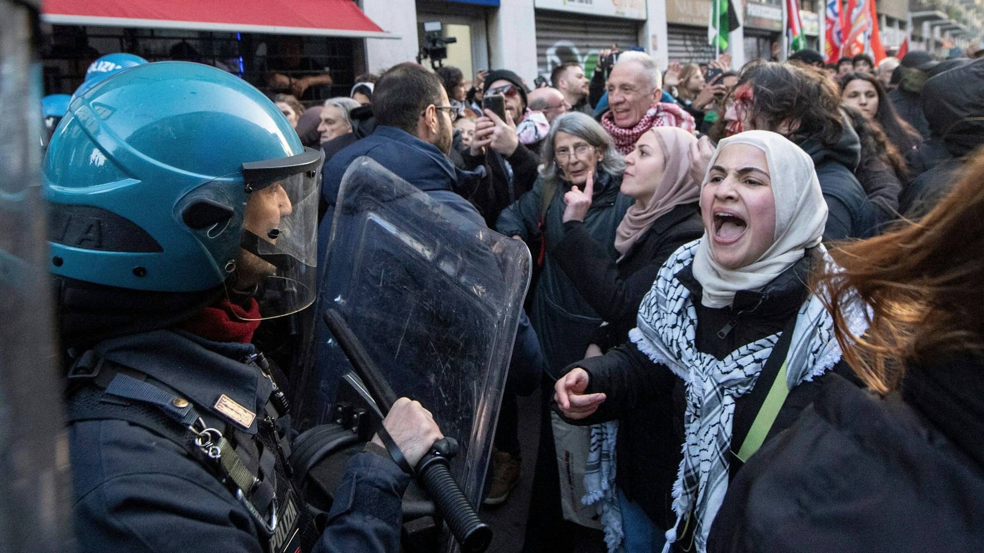 Eine Frau reagiert während einer Kundgebung zur Unterstützung der Palästinenser. Bei der Kundgebung ist es zu Zusammenstößen zwischen der Polizei und Demonstranten gekommen.
