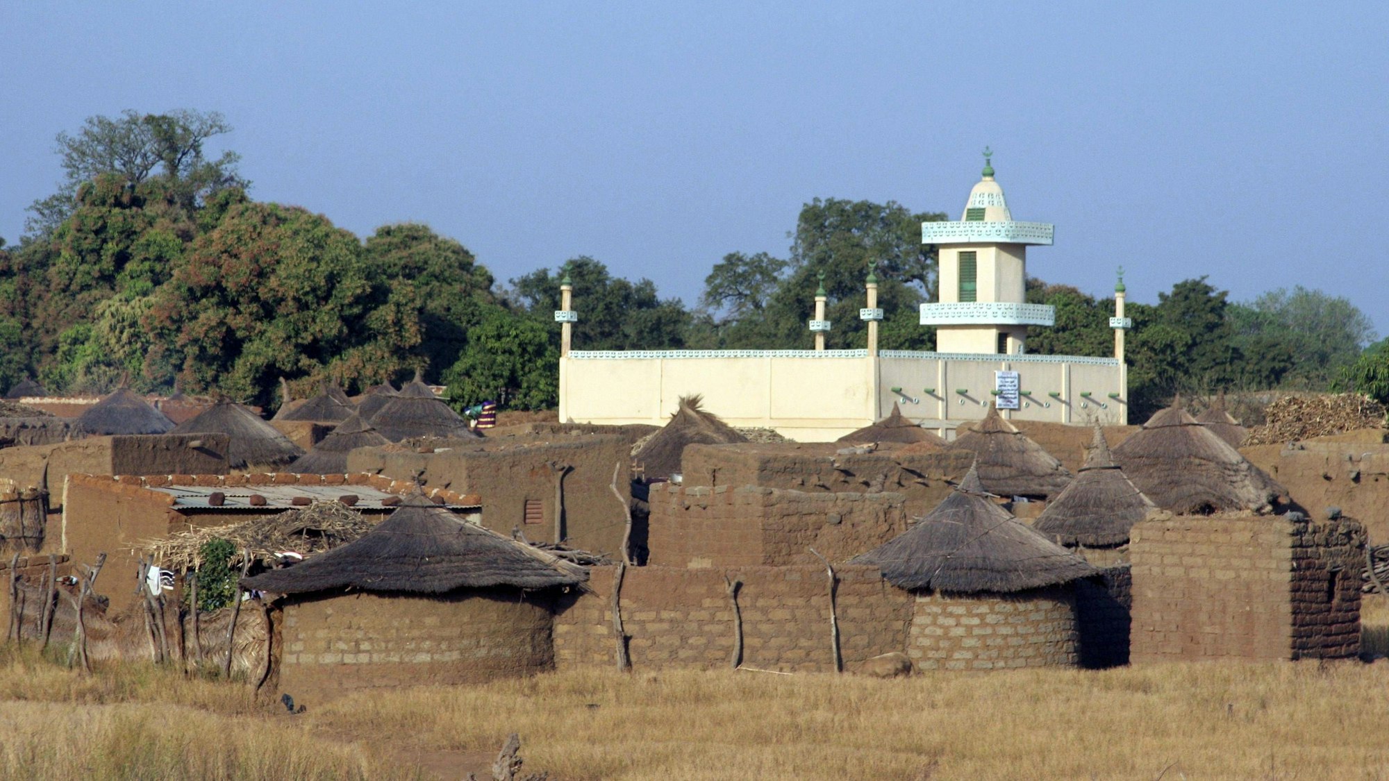 Steinhütten mit Strohdächern und Moschee in einem Dorf in Burkina Faso, Westafrika (Symbolbild)