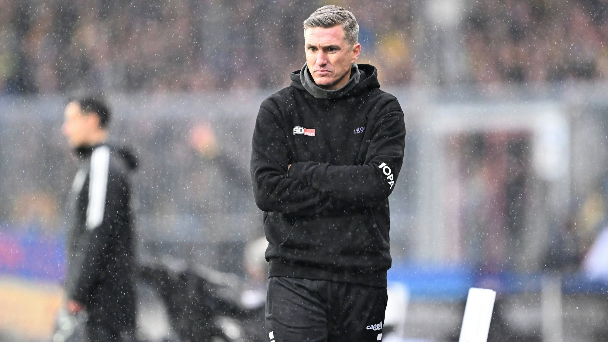 VfL-Trainer Tobias Schweinsteiger wirkt unzufrieden an der Seitenlinie.