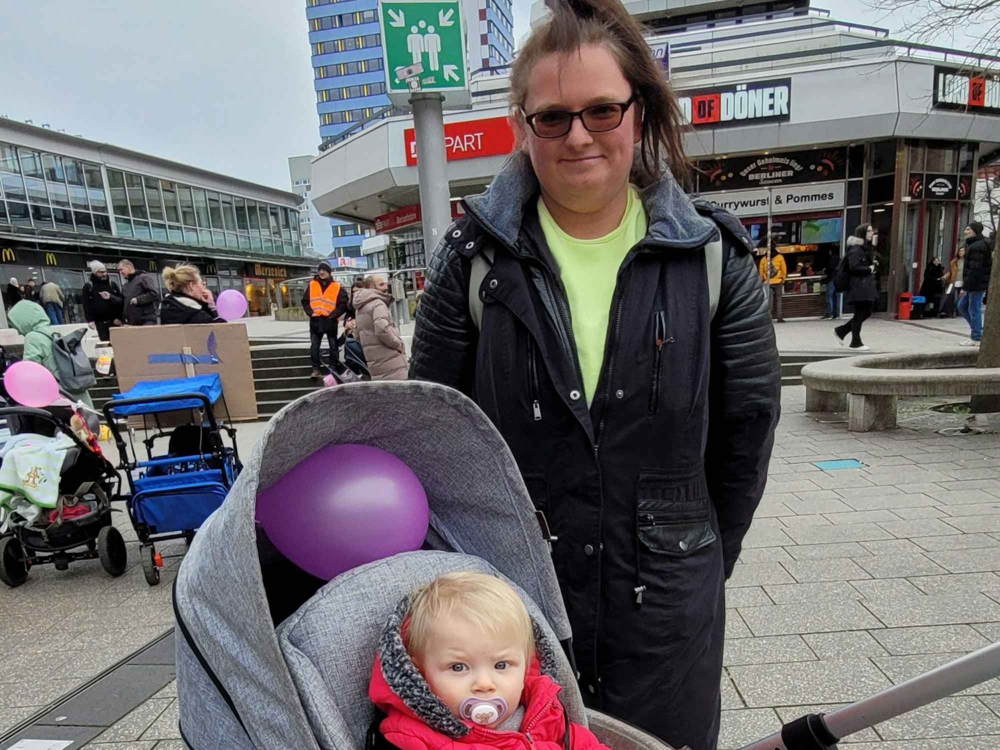 Isabella Marten

mit Tochter Anne (1)

Demo zum Kitanotstand in Leverkusen am 21. Februar 2024 vor dem Leverkusener Rathaus.
