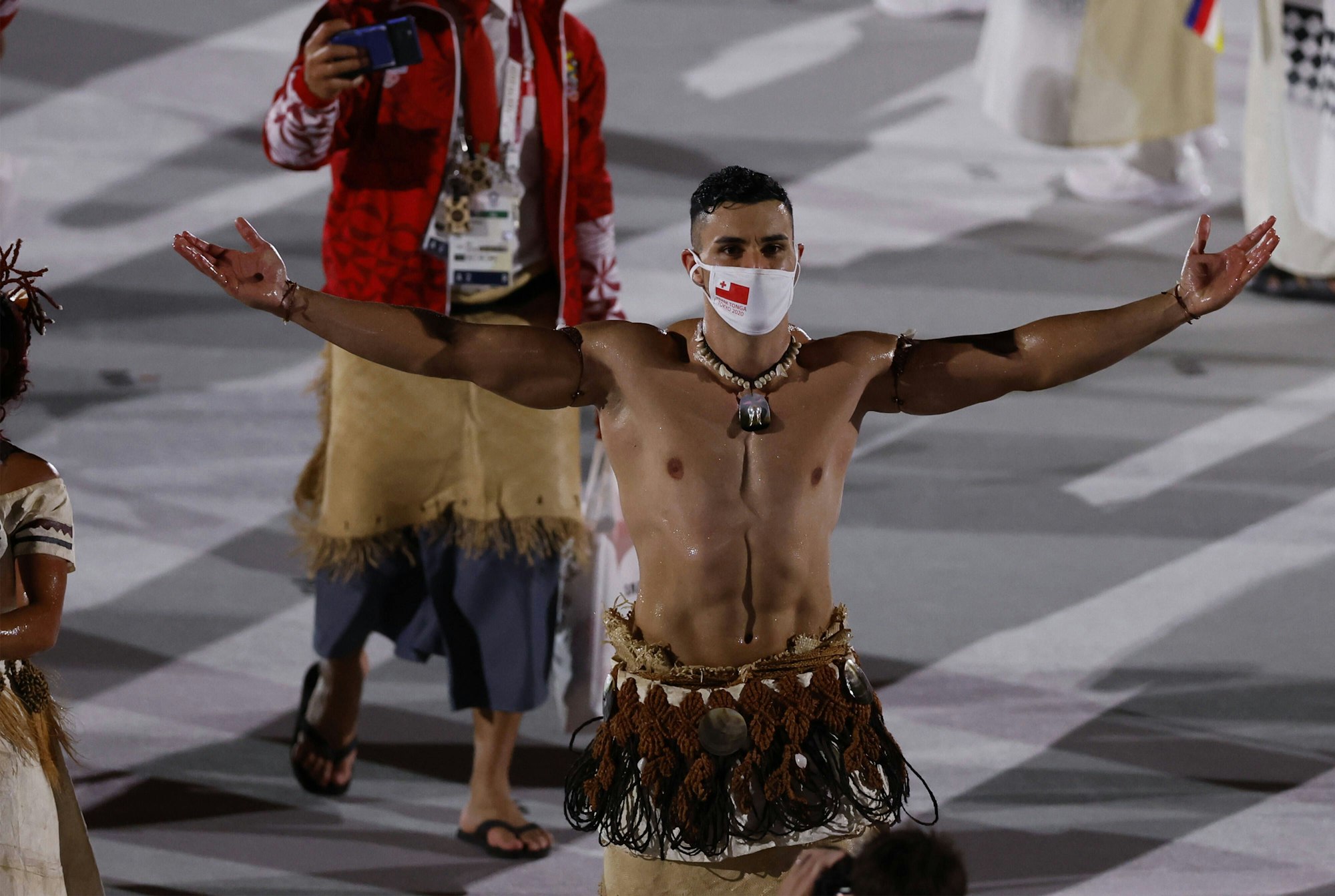 Pita Taufatofua kommt mit nacktem Oberkörper während der Eröffnungsfeier der Olympischen Spiele 2020 im Olympiastadion in Tokio an.