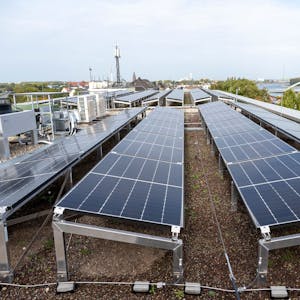 Photovoltaikanlage auf einem Dach.