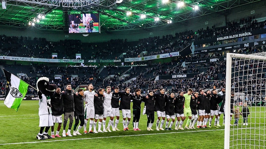 Die Spieler von Borussia Mönchengladbach feiern vor der Nordkurve.