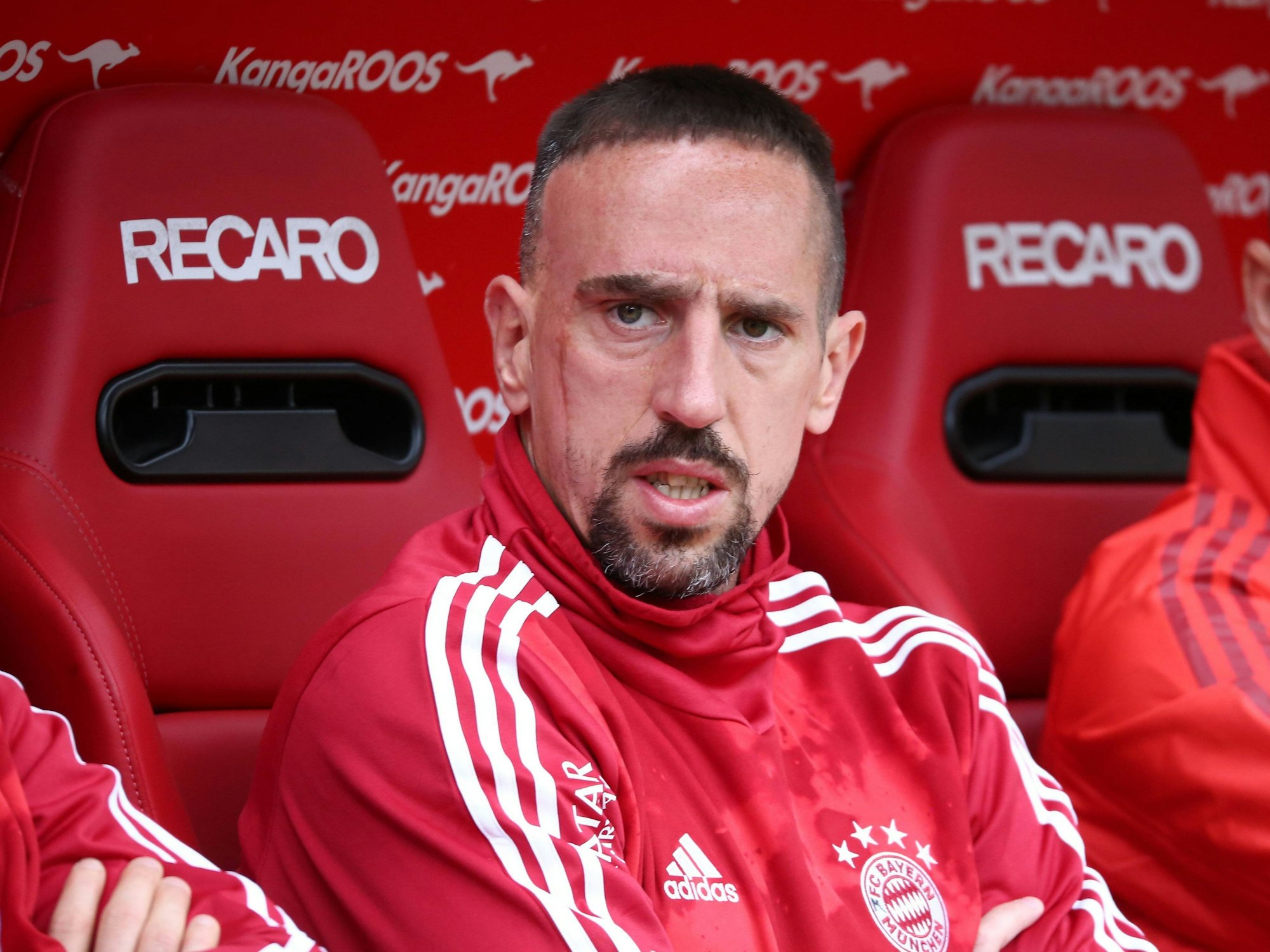 Franck Ribéry (München) sitzt auf der Bank.