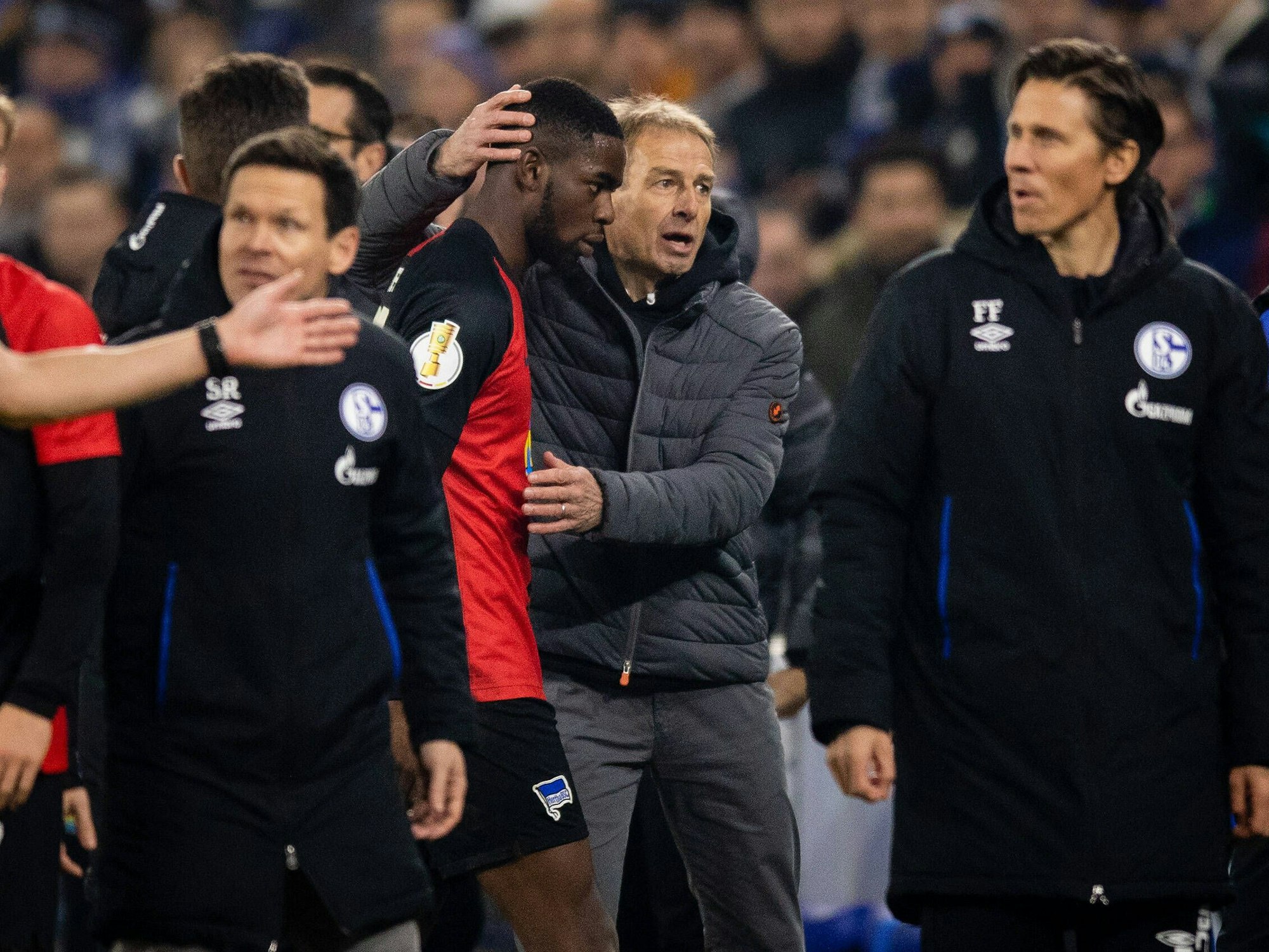 Trainer Jürgen Klinsmann tröstet Jordan Torunarigha.