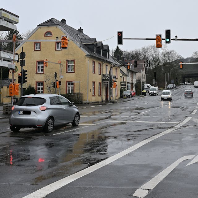An der Kreuzung in Overath-Untereschbach ist eine Baustellenampelanlage installiert.