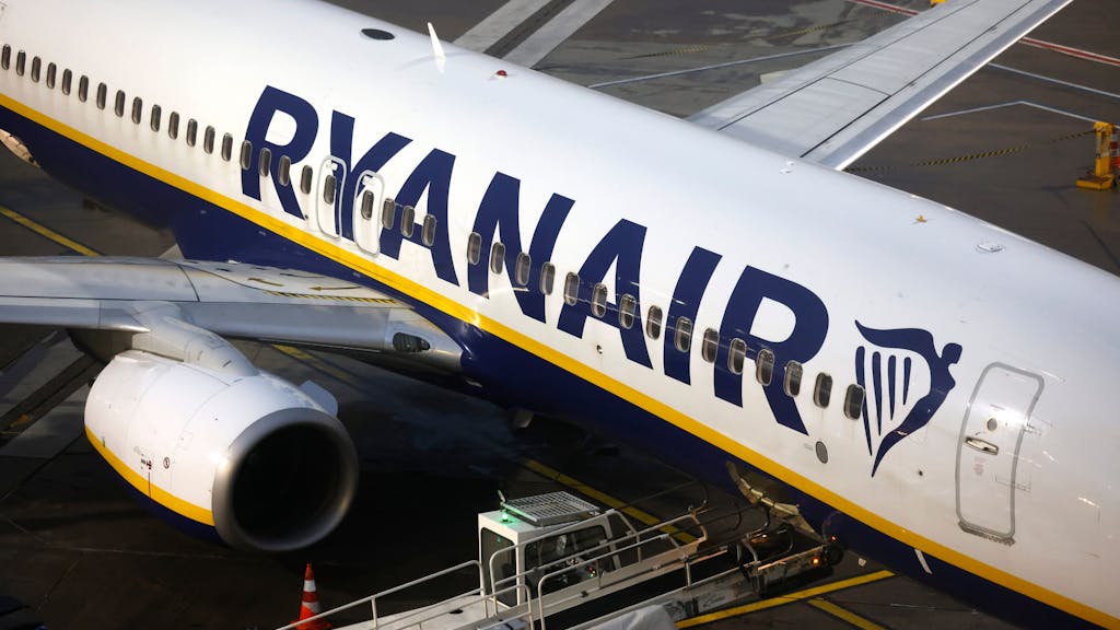 Der Ryanair-Chef geht von steigenden Ticketpreisen im Sommer aus. Hier steht eine Passagiermaschine der Fluggesellschaft steht auf dem Flughafen Köln/Bonn.