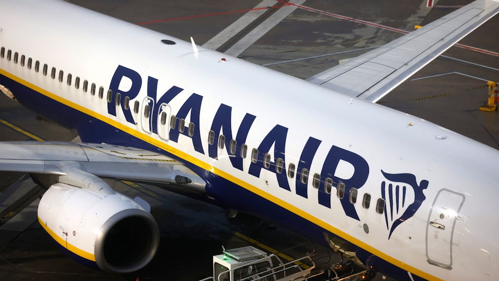 Der Ryanair-Chef geht von steigenden Ticketpreisen im Sommer aus. Hier steht eine Passagiermaschine der Fluggesellschaft steht auf dem Flughafen Köln/Bonn.
