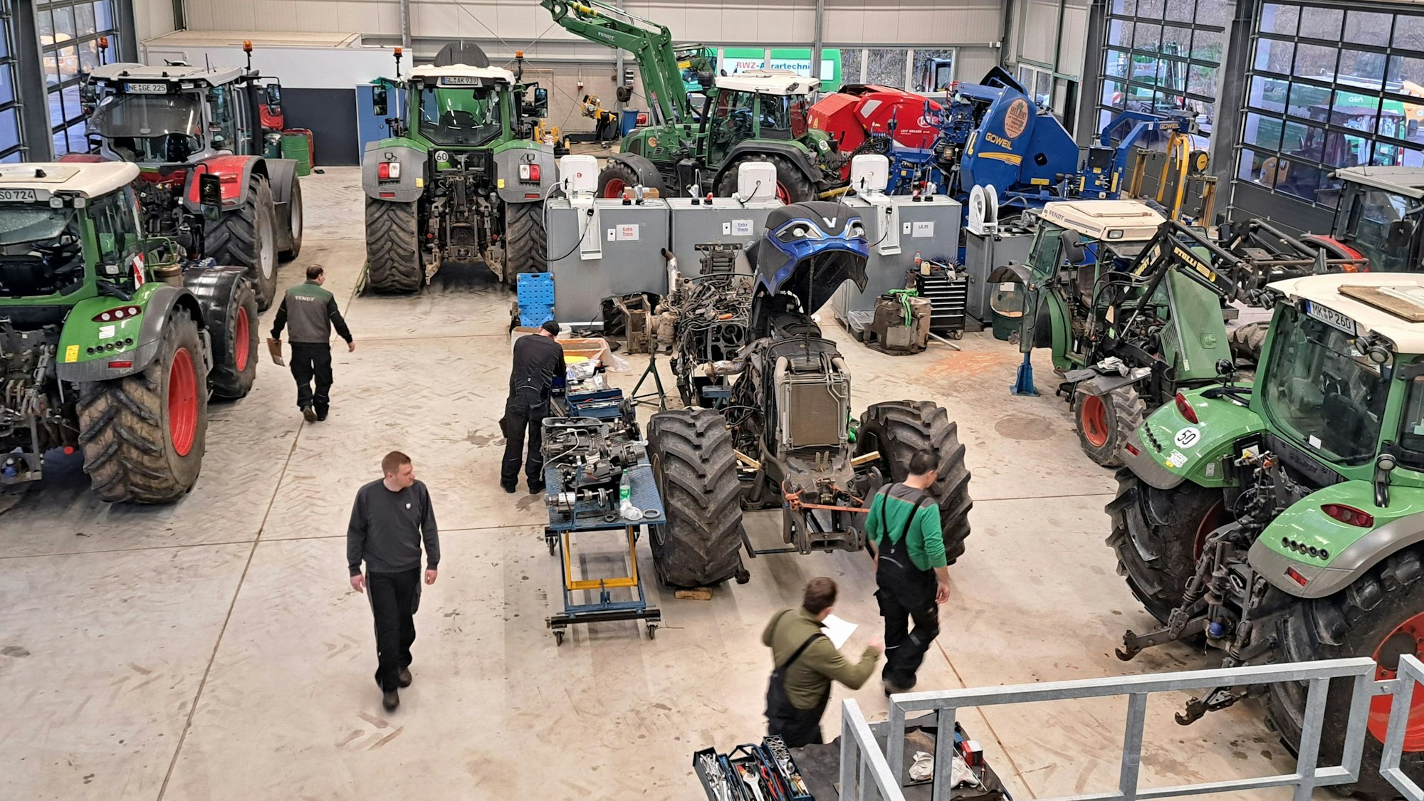 Blick in die neue Werkstatthalle der RWZ-Agrartechnik in Wipperfürth.