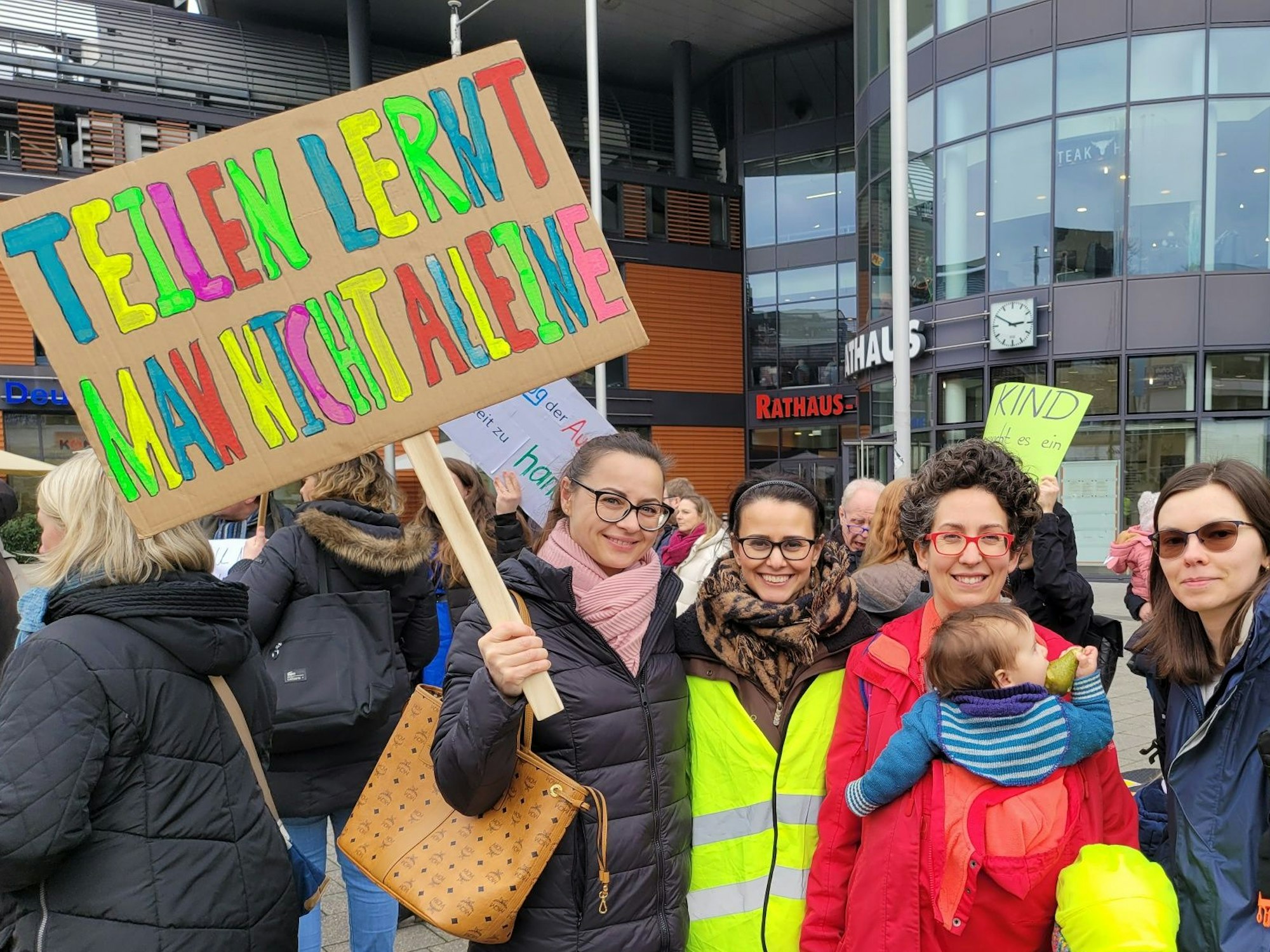 Violetta Berkelmeier (39), Solmaz Richrath (42), Natalia Tapia (39), Mara (4) und Anastasia Kirfel (30).

Demo zum Kitanotstand in Leverkusen am 21. Februar 2024