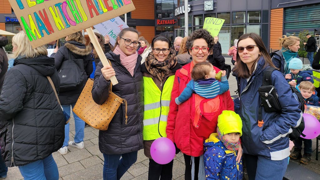 Violetta Berkelmeier (39), Solmaz Richrath (42), Natalia Tapia (39), Mara (4) und Anastasia Kirfel (30).

Demo zum Kitanotstand in Leverkusen am 21.02.2024.